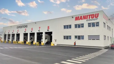 Expediční budova závodu Manitou s nakládacími vraty