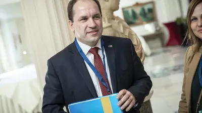 Ministr Marek Výborný v obleku při jednání