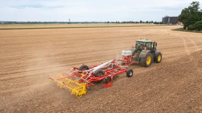 Traktor s radličkovým kypřičem Pöttinger při práci na poli