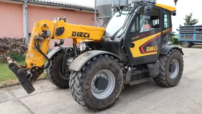 Žlutočerný teleskopický manipulátor Dieci na farmě