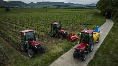 Tři červené traktory Case IH Quantum ve vinici