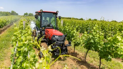 Traktor Case IH Quantum pracuje mezi řádky vinice