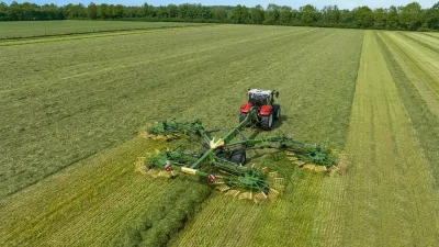 Čtyřrotorový shrnovač Krone Swadro na posečené louce