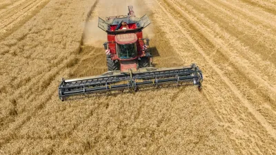 Středové rameno přiháněče adaptéru MacDon FD235 Flexdraper je usazeno výše a kolem něj zůstává více místa. Modernizaci podstoupila také kosa, delší dvouprsty a žabky pro sklizeň zelenější hmoty, jako je třeba tráva.