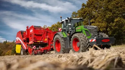 Traktor Fendt táhne červený sklízeč brambor Grimme