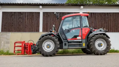 Weidemann T7042 na Šumavském statku Nicov nahradil dva traktory s čelním nakladačem.