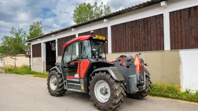 Weidemann T7042 na Šumavském statku Nicov nahradil dva traktory s čelním nakladačem.