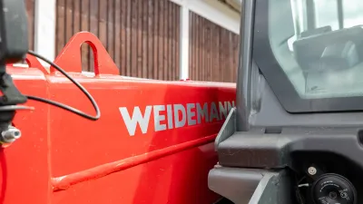 Weidemann T7042 na Šumavském statku Nicov nahradil dva traktory s čelním nakladačem.