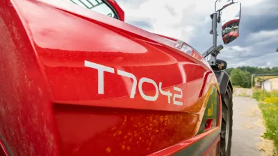 Weidemann T7042 na Šumavském statku Nicov nahradil dva traktory s čelním nakladačem.