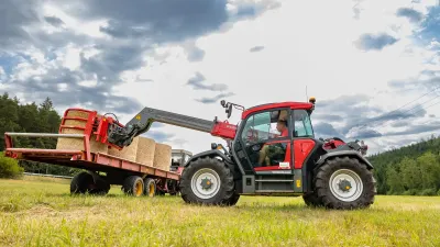 Weidemann T7042 na Šumavském statku Nicov nahradil dva traktory s čelním nakladačem.