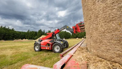 Weidemann T7042 na Šumavském statku Nicov nahradil dva traktory s čelním nakladačem.