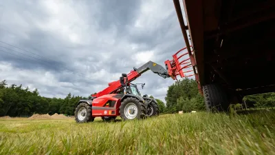Weidemann T7042 na Šumavském statku Nicov nahradil dva traktory s čelním nakladačem.