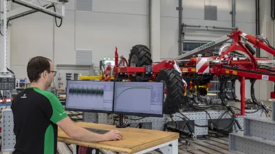 Technik u počítače testuje zemědělský stroj ve zkušebním centru Pöttinger