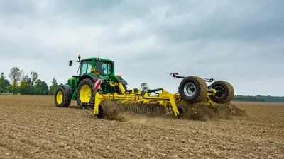 Traktor John Deere s cambridge válcem BEDNAR Galaxy na poli