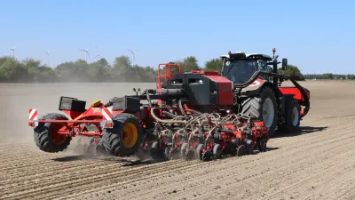 Traktor se secím strojem Väderstad Proceed na poli