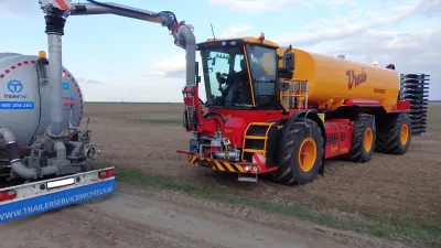 Samojízdný aplikátor Vredo přebírá materiál z cisterny na poli