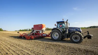 Traktor se secím strojem Pöttinger TERRASEM na poli