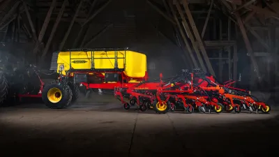 Secí stroj Väderstad Seed Hawk se žlutým zásobníkem v hale