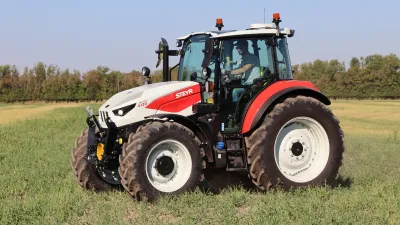 Bíločervený traktor Steyr Plus na poli