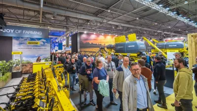 Návštěvníci u stánku Bednar na veletrhu Agritechnica