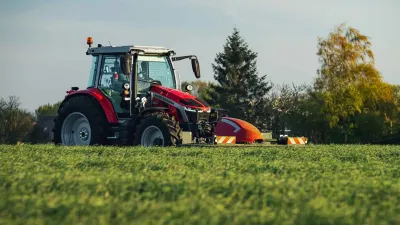 Traktor Massey Ferguson se žacím strojem na louce