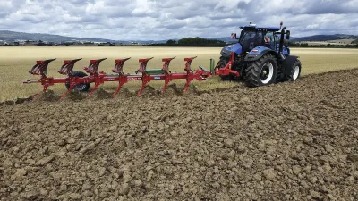 Díky schopnosti překrýt kola traktoru až o šířce 900 mm zvládají pluhy SUKOV ArcoAgro 180 2in1 i MAXGREEN orat v brázdě.