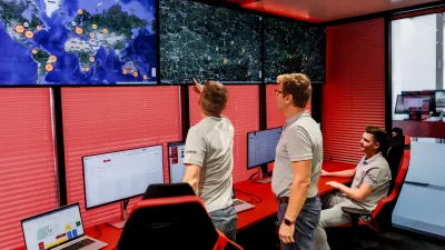 Pracovníci sledují mapy na obrazovkách v centru Case IH