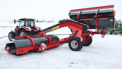 Pásový shrnovač Anderson MergePro915 s traktorem na sněhu