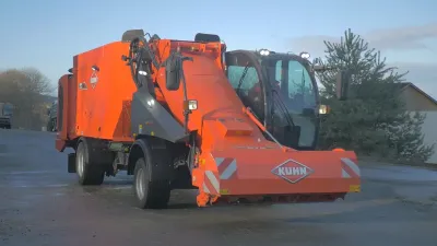 Oranžový samojízdný krmný vůz KUHN SPW Intense