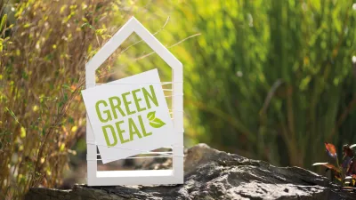 Tabulka s nápisem Green Deal v zahradě