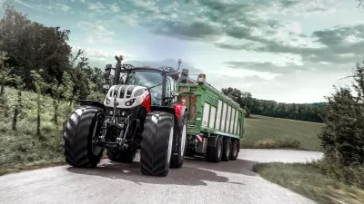 Traktor Steyr Terrus s přívěsem jede po silnici