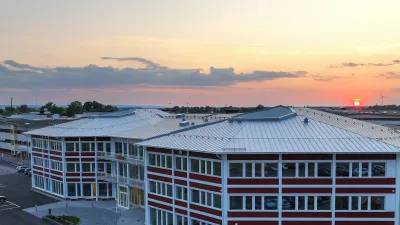 Budovy výrobního závodu Väderstad při západu slunce