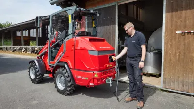 Elektrický nakladač Weidemann 1390e před hospodářskou budovou