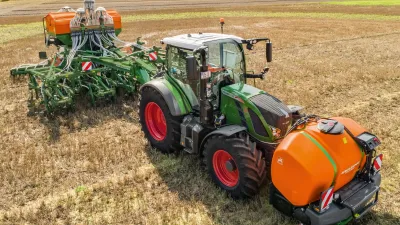 Traktor Fendt s čelní nádrží Amazone a secím strojem na poli