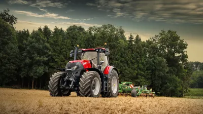 Traktor Case IH Optum s nářadím při práci na poli
