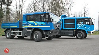 Modré nákladní vozy Tatra Force s oceněním Red Dot