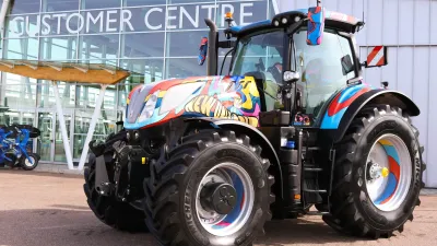 Barevně zdobený traktor New Holland před zákaznickým centrem