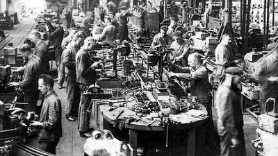 Výroba motorů v roce 1925.