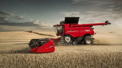 Červená sklízecí mlátička Case IH na obilném poli