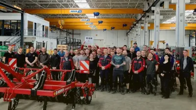 Zaměstnanci Horsch s kypřičem Terrano v hale.
