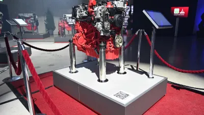 Červený motor Deutz vystavený na podstavci.
