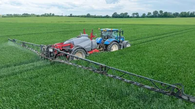 Traktor s postřikovačem Horsch Leeb na zeleném poli.