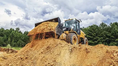 Kolový nakladač SANY přesouvá sypký materiál.