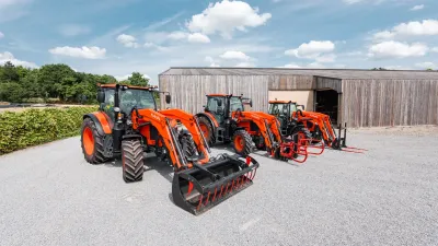 Oranžové traktory Kubota s čelními nakladači.