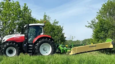 Pro přepravu se Krone EasyCut R 450 hydraulicky horizontálně sklápí směrem dozadu.