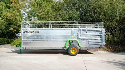 Stříbrný přepravník hospodářských zvířat Joskin Betimax RDS.