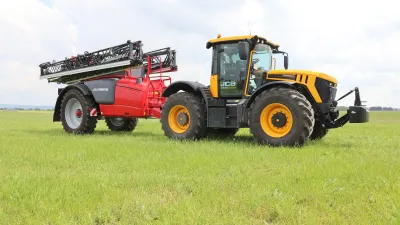 Žlutý traktor JCB Fastrac s červeným postřikovačem Horsch Leeb.