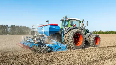 Traktor se secím strojem Lemken Solitair MR na poli.