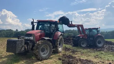 Dva traktory Case IH při práci na poli farmy Zeman.
