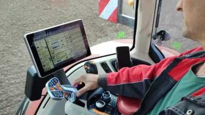 Hlavní monitor je k loketní opěrce uchycen napevno, protože představuje základní rozhraní pro ovládání funkcí traktoru, připojeného nářadí, navigace a komunikace s farmou.